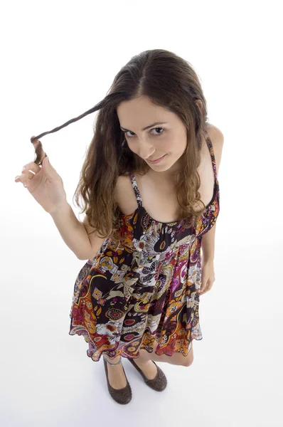 Jovem fêmea cintilando seu cabelo — Fotografia de Stock
