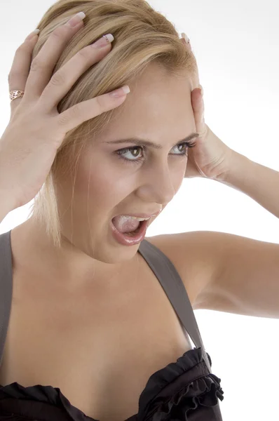 Mujer joven gritando, sosteniendo su cabeza — Foto de Stock