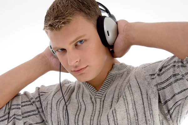 헤드폰을 음악을 즐기는 젊은 남자 — 스톡 사진