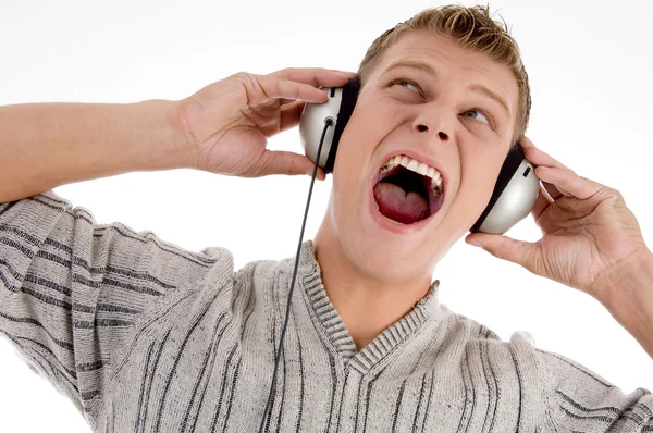 Junger Mann mit Kopfhörern genießt Musik — Stockfoto