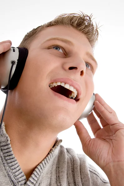 Молодий чоловік з навушниками насолоджується музикою — стокове фото