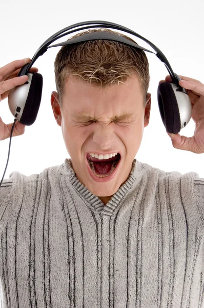 Junger Mann mit Kopfhörern genießt Musik — Stockfoto