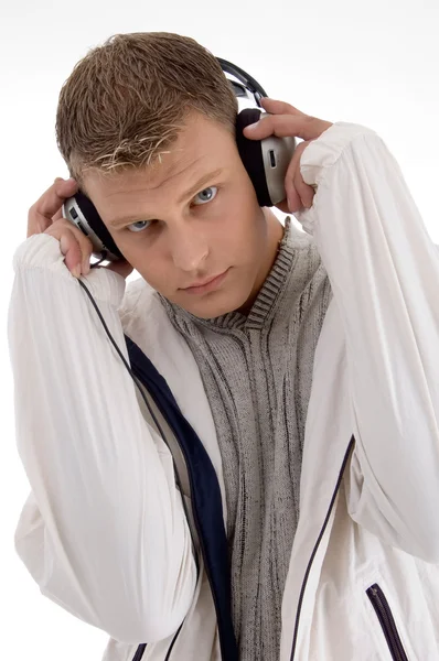 Fiatal férfi élvezi a zenét fejhallgató — Stock Fotó