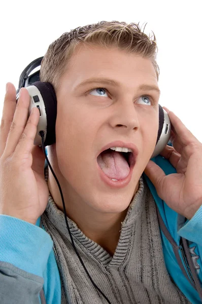 Молодой человек с наушниками наслаждается музыкой — стоковое фото