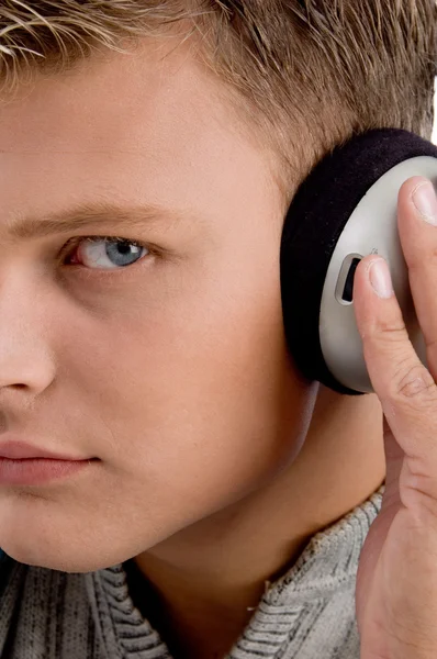 Jeune homme avec écouteurs appréciant la musique — Photo