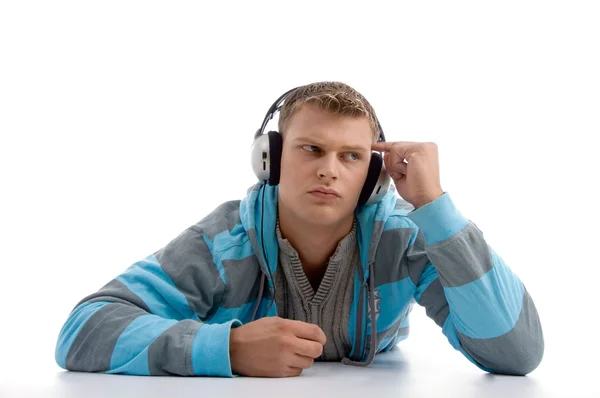 用耳机欣赏音乐的年轻人 — 图库照片