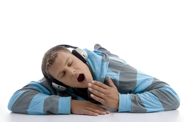 Bocejo homem com fones de ouvido — Fotografia de Stock