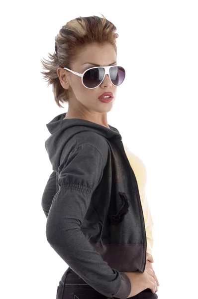 Jovem fêmea posando com óculos de sol — Fotografia de Stock