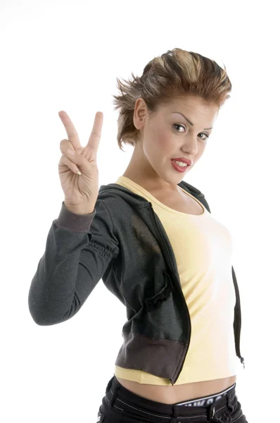 Jovem mulher mostrando gesto vencedor — Fotografia de Stock