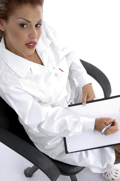 Médico feminino que escreve prescrição — Fotografia de Stock