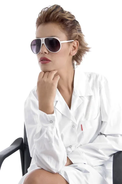 Mulher na moda usando óculos de sol — Fotografia de Stock