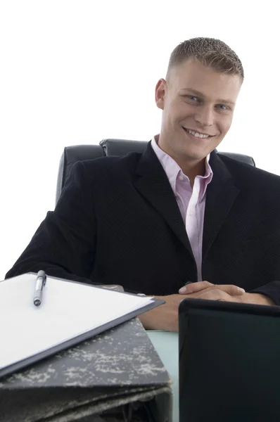 Un hombre de negocios sonriente mirándote —  Fotos de Stock