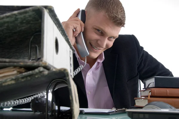 Knappe lachende manager druk op telefoon — Stockfoto