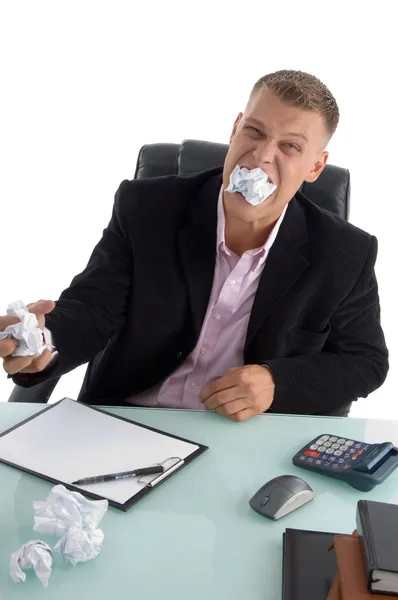 Empresário frustrado que come papel — Fotografia de Stock