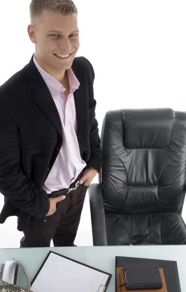Sorridente manager in posa in ufficio — Foto Stock
