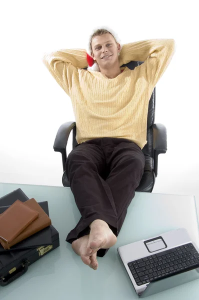 Mladý muž, relaxaci v kanceláři a s úsměvem — Stock fotografie