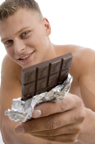 Χαμογελώντας μυϊκή τύπος παρουσιάζει σοκολάτας — Φωτογραφία Αρχείου