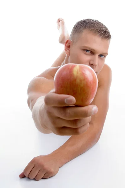 Μικρά ταιριάζει τύπος παρουσιάζει ένα μήλο — Φωτογραφία Αρχείου