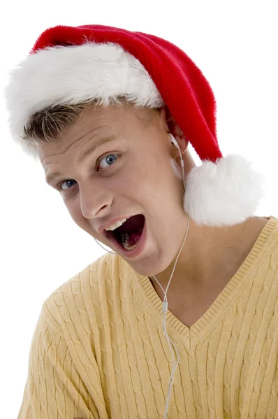 Homem legal no chapéu de Natal apreciando música — Fotografia de Stock