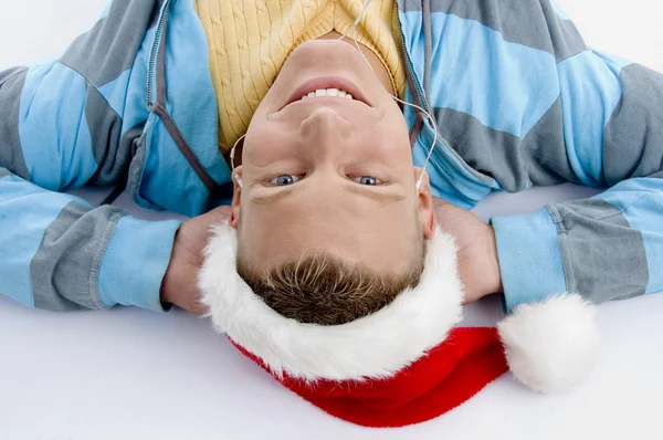 Nyugodt ember visel karácsonyi kalap — Stock Fotó
