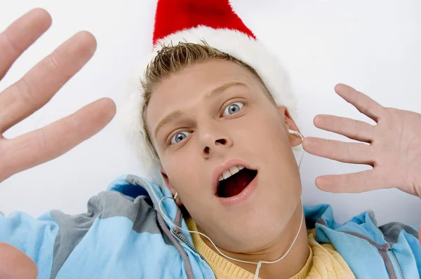 Verängstigter junger Mann mit Weihnachtsmütze — Stockfoto