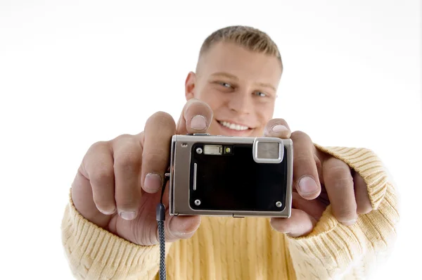 Retrato del hombre mostrando la cámara digital — Foto de Stock