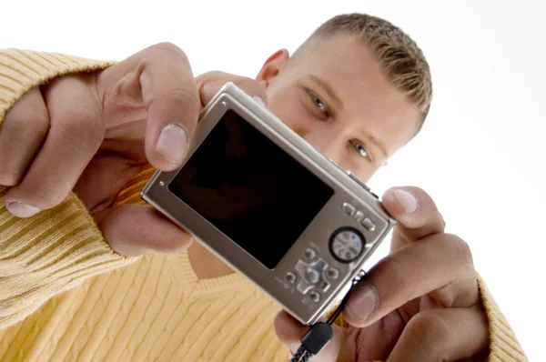 Молодой мужчина показывает цифровую камеру — стоковое фото