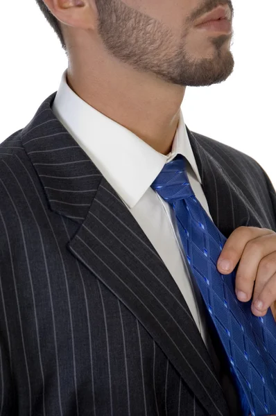 Executivo segurando sua gravata, de perto — Fotografia de Stock