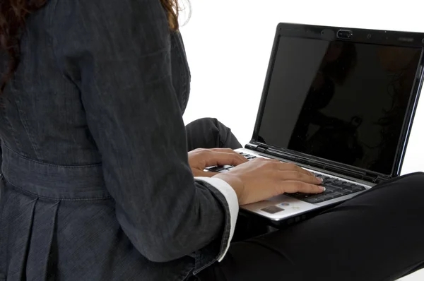 Fechar a mulher trabalhando no laptop — Fotografia de Stock