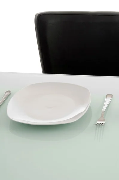 Piatti su tavolo da pranzo con posate — Foto Stock