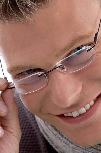 Portret van lachende jonge man, close-up — Stockfoto