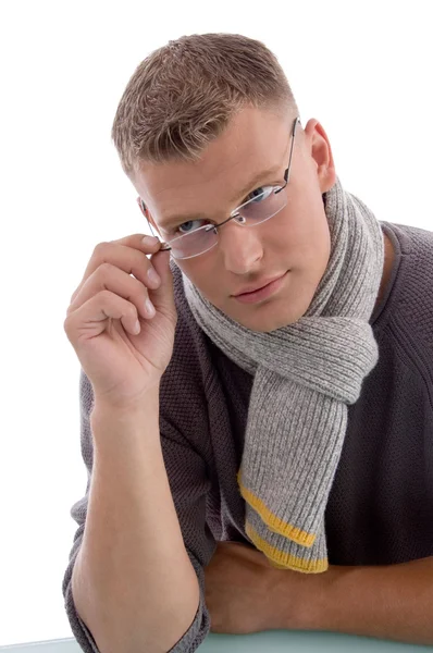 Przystojny młody mężczyzna trzyma okulary — Zdjęcie stockowe