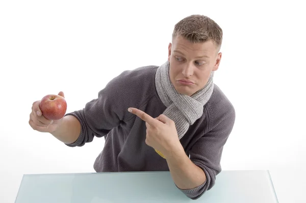 Jovem do sexo masculino apontando para maçã — Fotografia de Stock