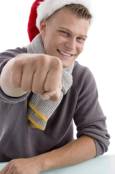 Adam yumruk gösterilen Noel şapka ile — Stok fotoğraf