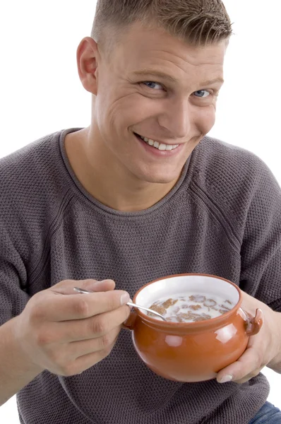 Jonge kerel genieten van cornflakes en melk — Stockfoto