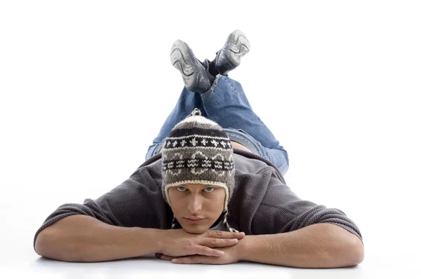 Podobizna mladého muže nosit zimní čepice — Stock fotografie