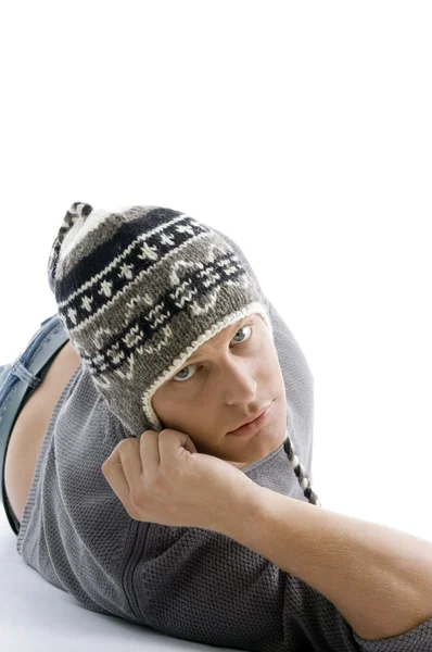 Retrato de homem jovem usando boné de inverno — Fotografia de Stock