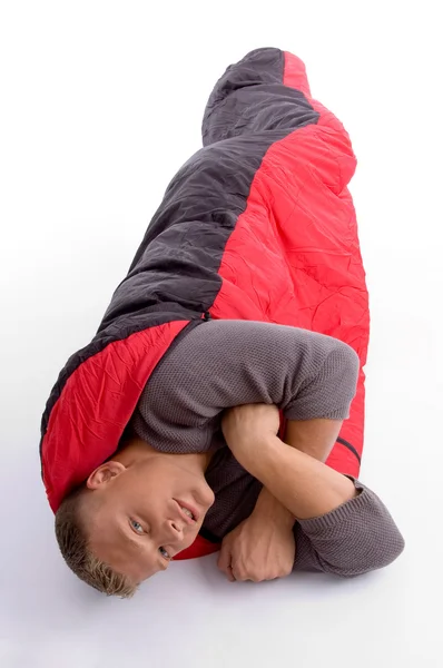 Junger Kerl entspannt sich im Schlafsack — Stockfoto