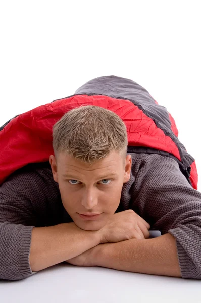 Jeune homme relaxant dans un sac de couchage — Photo