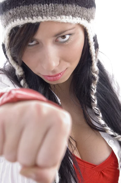 Молода жінка позує зі згорнутим кулаком — стокове фото