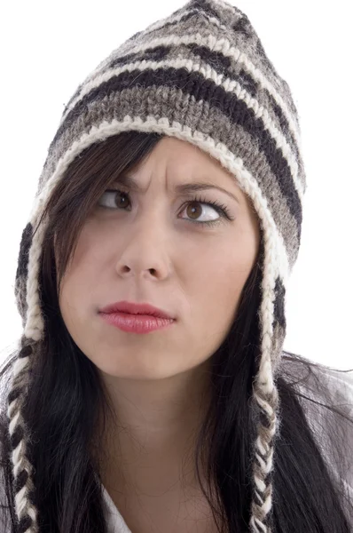 Modello femminile indossando berretto di lana — Foto Stock