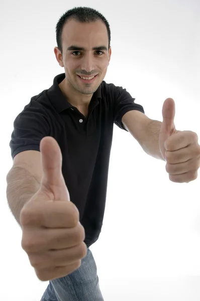 Молодой человек позирует с поднятыми пальцами — стоковое фото