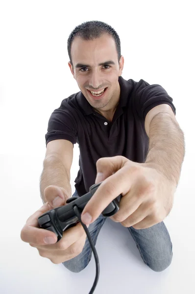 Красивый молодой человек играет в видеоигры — стоковое фото