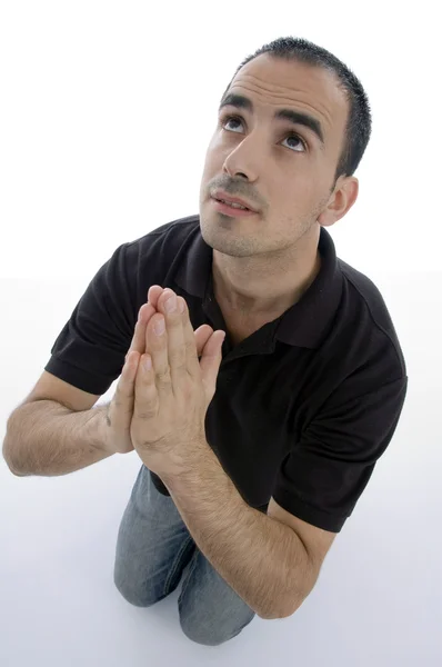 Красивый молодой человек молится — стоковое фото