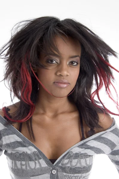 Schöne Teenager mit gefärbten Haaren, posiert — Stockfoto