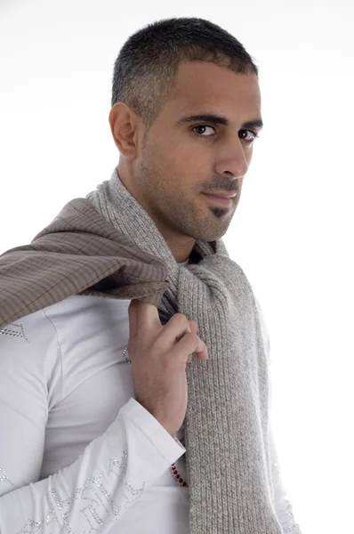 Hombre sosteniendo suéter y posando con estilo —  Fotos de Stock