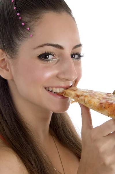 Ung tjej njuter av pizza och leende — Stockfoto