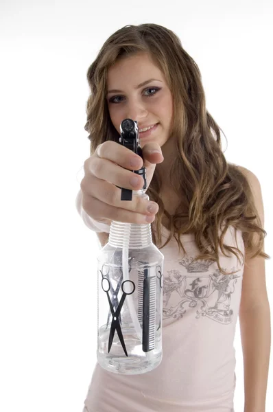 Jovem esteticista mostrando frasco de spray — Fotografia de Stock