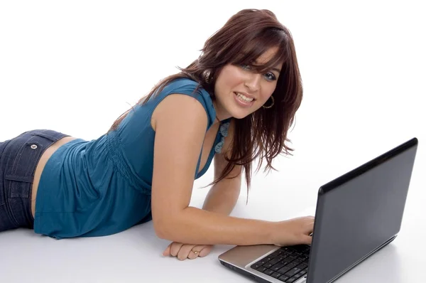 Όμορφη νεαρή γυναίκα με φορητό υπολογιστή — Φωτογραφία Αρχείου