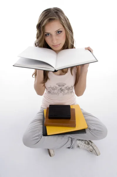 Estudiante sentado mostrando el libro — Foto de Stock